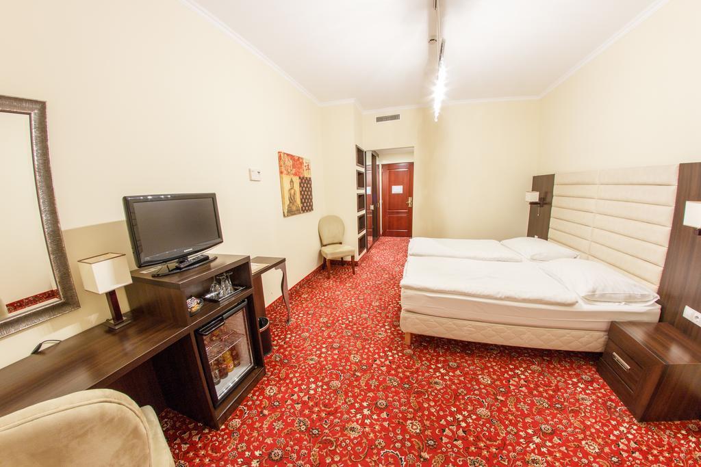 Hotel Kristaly Imperial Tata Zewnętrze zdjęcie