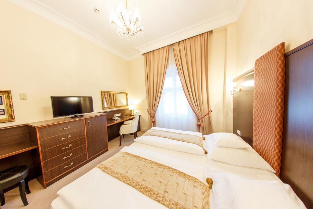 Hotel Kristaly Imperial Tata Zewnętrze zdjęcie