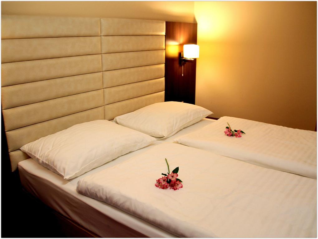 Hotel Kristaly Imperial Tata Zewnętrze zdjęcie