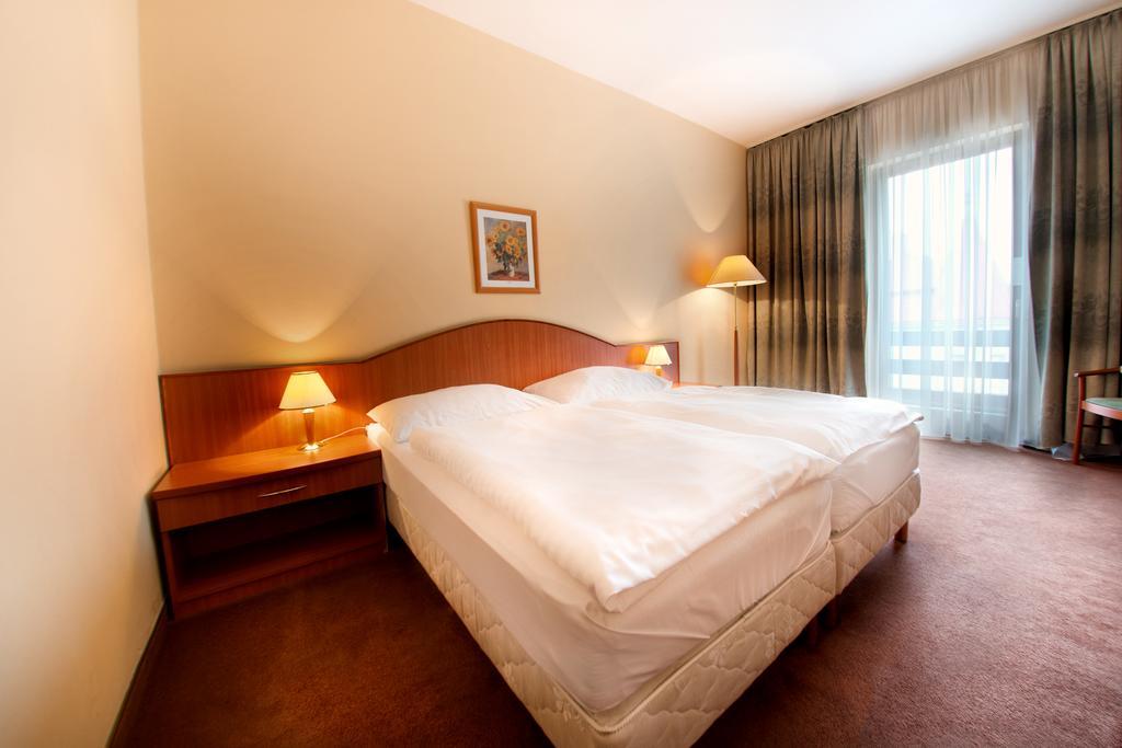 Hotel Kristaly Imperial Tata Zewnętrze zdjęcie