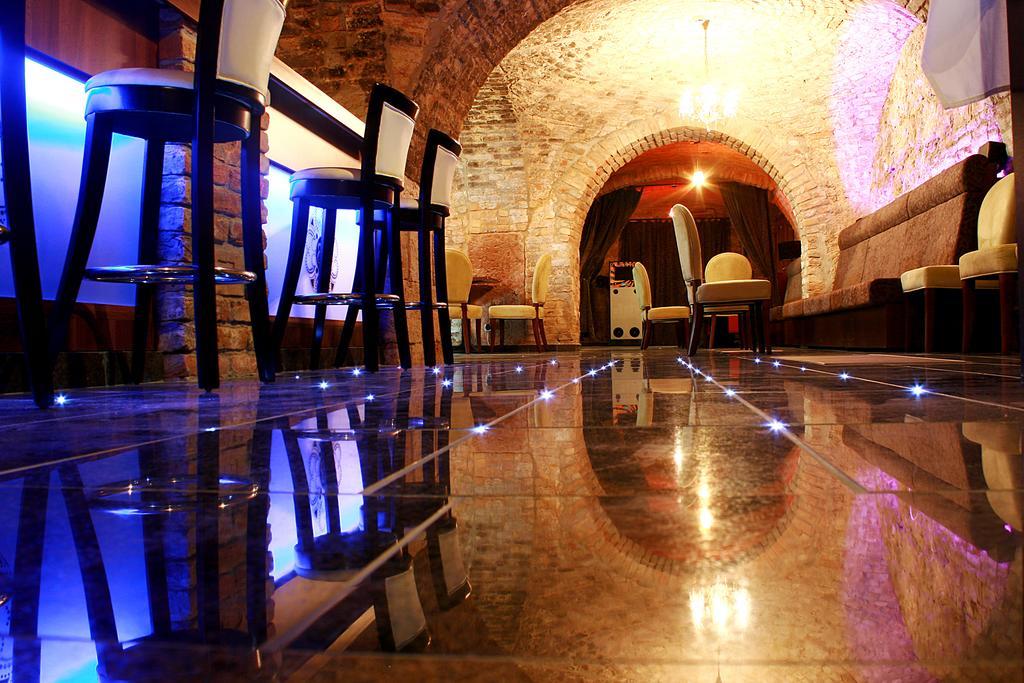 Hotel Kristaly Imperial Tata Zewnętrze zdjęcie
