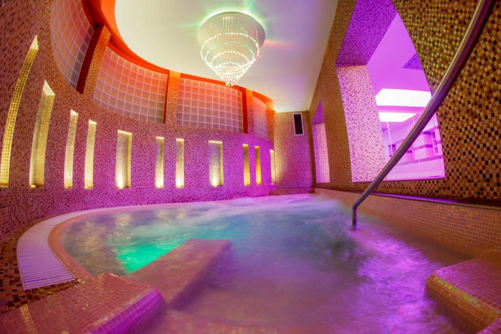 Hotel Kristaly Imperial Tata Zewnętrze zdjęcie