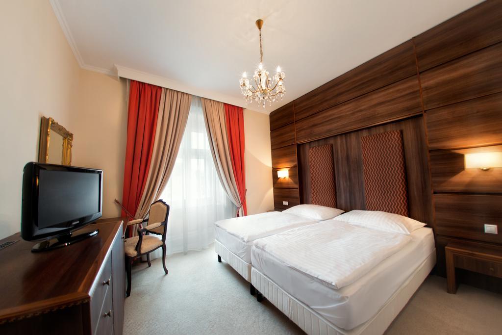 Hotel Kristaly Imperial Tata Zewnętrze zdjęcie