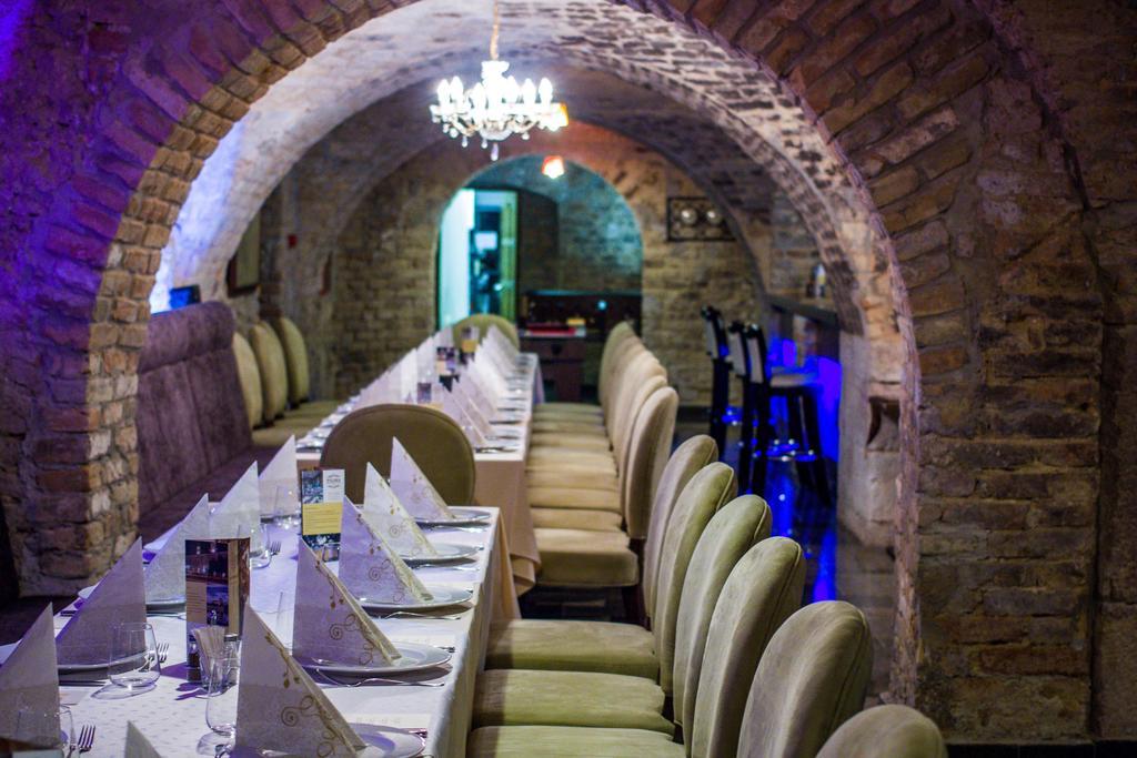 Hotel Kristaly Imperial Tata Zewnętrze zdjęcie