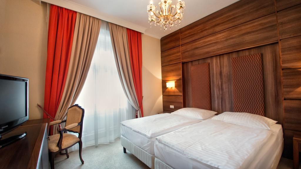 Hotel Kristaly Imperial Tata Zewnętrze zdjęcie